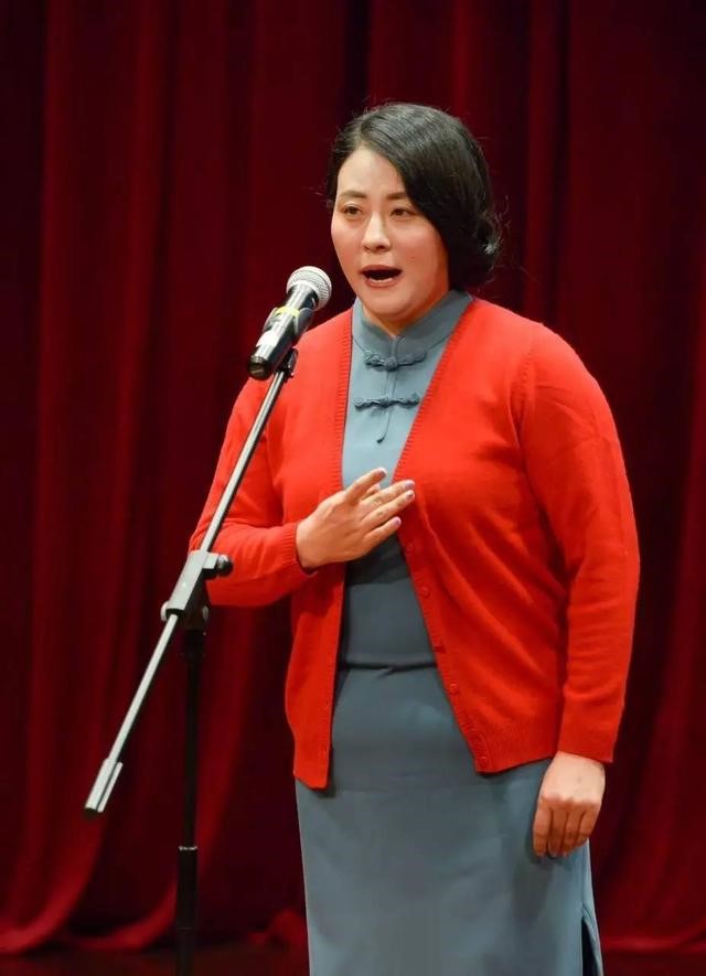 刘海燕演唱京剧《江姐》选段《春蚕到死丝不断》