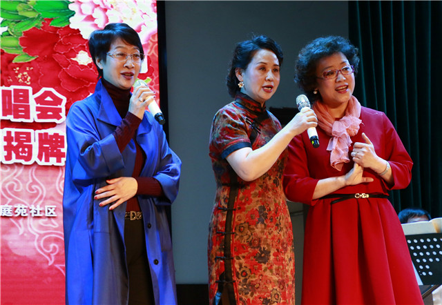著名京剧艺术家李海燕、李佩泓、姜晓云表演
