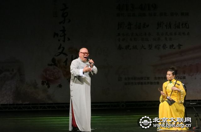 11 台湾第一花脸朱锦荣老先生也登台，与京胡演奏家王媛媛合作京剧《赵氏孤儿》的唱段。千龙网记者纪敬摄