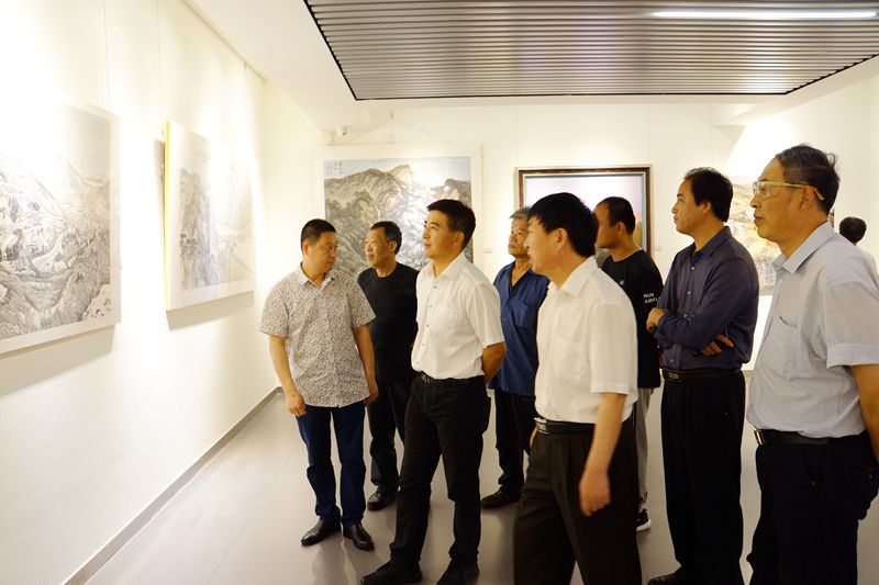 插图6：参会人员参展