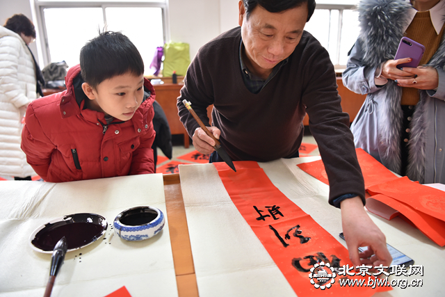 13 书法家李钢为当地居民写春联