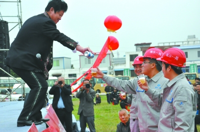 魔术师李学义给库区建筑工人变啤酒