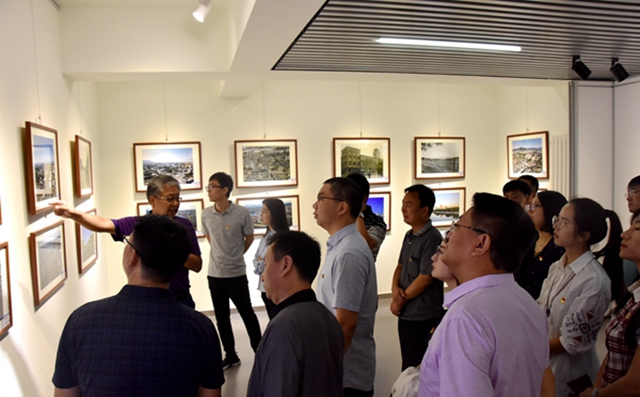 图片一   观展