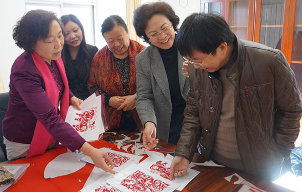 领导观摩民间艺术现场示范教学