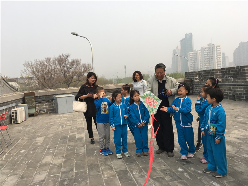 04风筝大师带领孩子放风筝