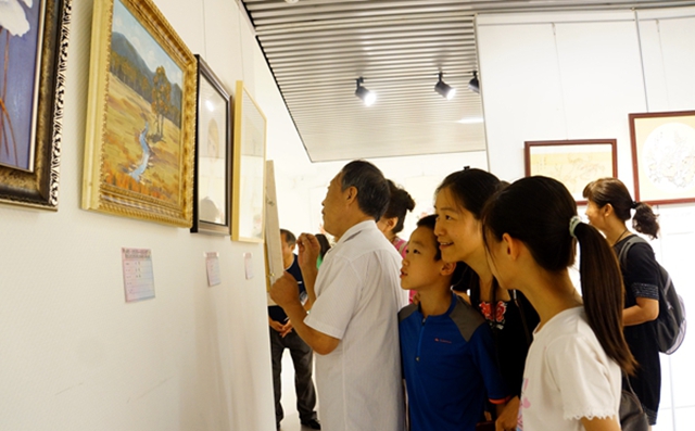 插图4：市民观展