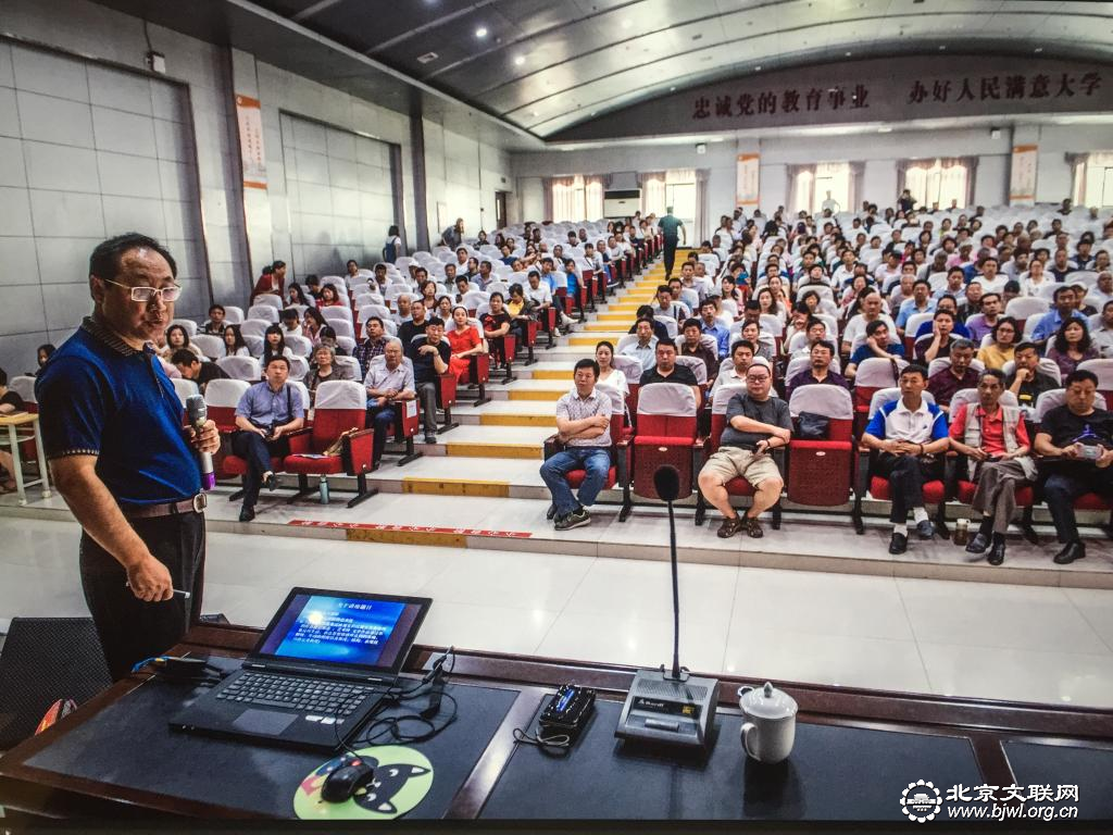 9中国摄影家协会会员、中国新闻摄影学会会员、中国档案摄影学理事董化斌老师为十堰摄协会员、摄影爱好者进行题为《怎样欣赏摄影的艺术性》的培训讲座。