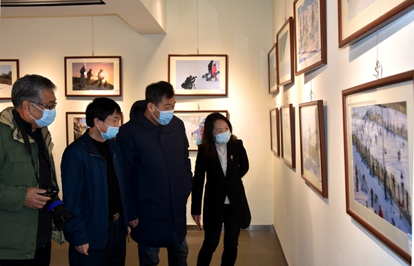 插图2：出席领导观展