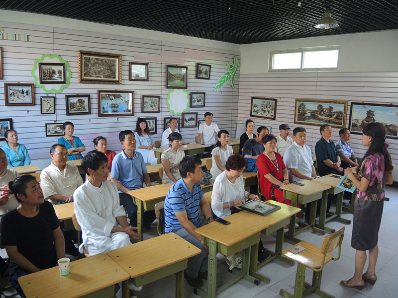 门头沟区民间艺术家协会主席邓秀梅为门、张两地艺术家讲解蝴蝶画的制作（任海濛摄）