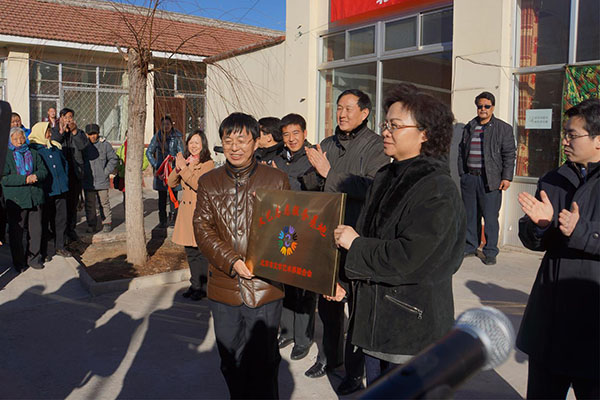 北京市文联党组副书记程惠民为为密云县文联——“北京市文艺志愿服务基地”授牌，密云县委宣传部副部长兼文联主席孙明舜接牌