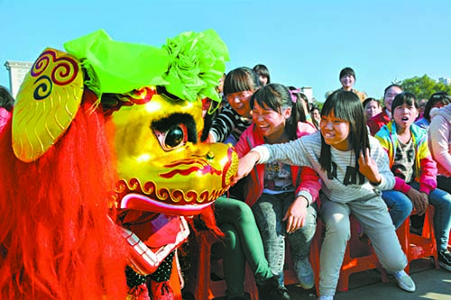 北京顺元祥艺术团的舞狮送去吉祥。