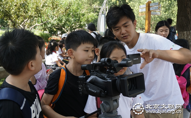 01学员们在运河森林公园学习运用镜头