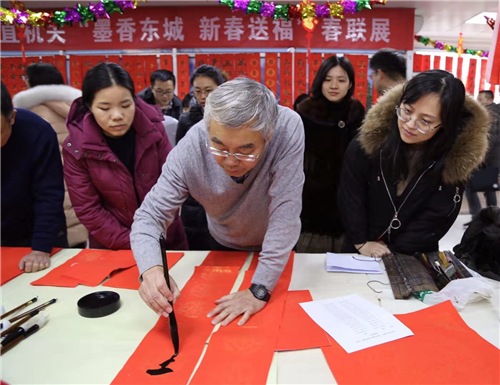 02 协会领导与机关党员干部、书法爱好者一起进行笔会