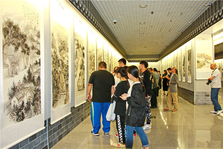 门头沟区职业学校的学生观看展览（方建华摄）