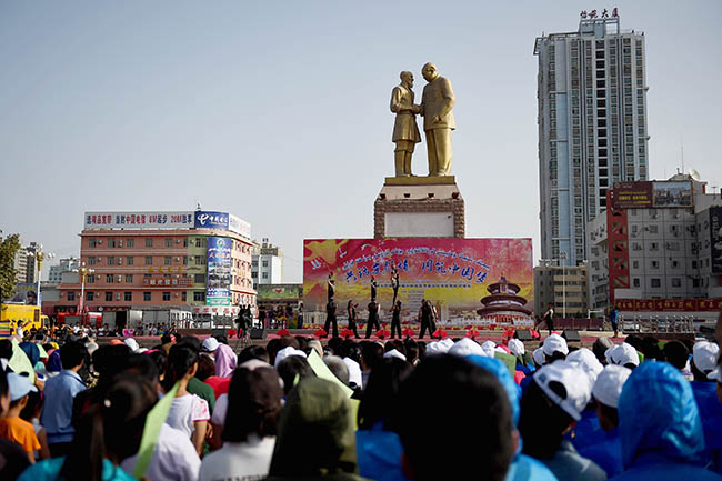 首都艺术家在和田团结广场为当地民众演出