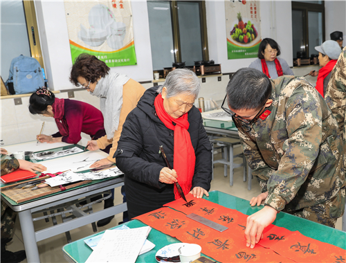 07 书画家们为战士写春联“福”字