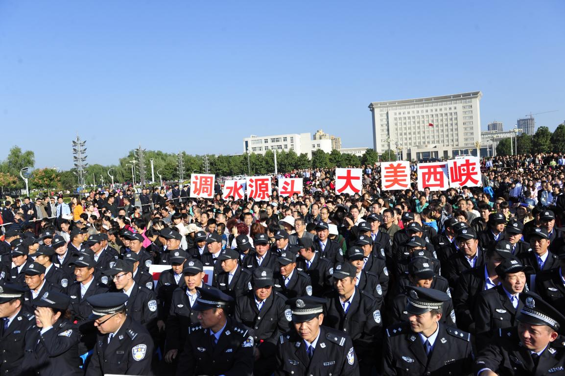 两万余名观众在西峡县时代广场上观看文艺演出.JPG