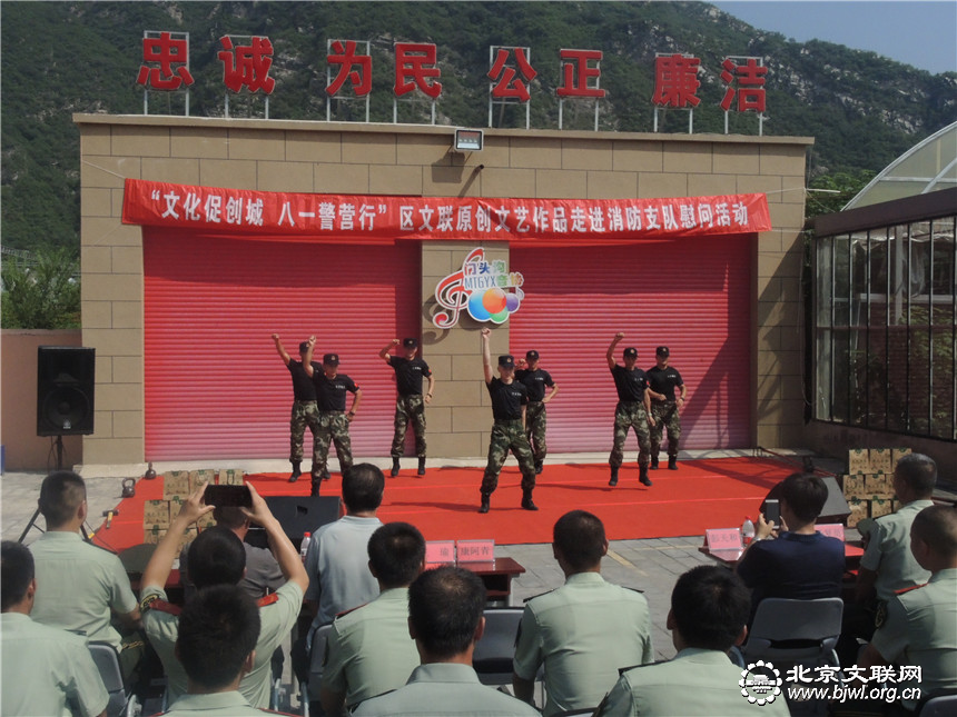 6-部队官兵表演舞蹈《《隔壁泰山》  任海濛摄