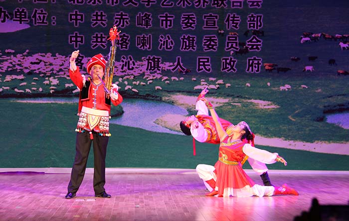 伊永仁与当地艺术家共同演绎《鸿雁》