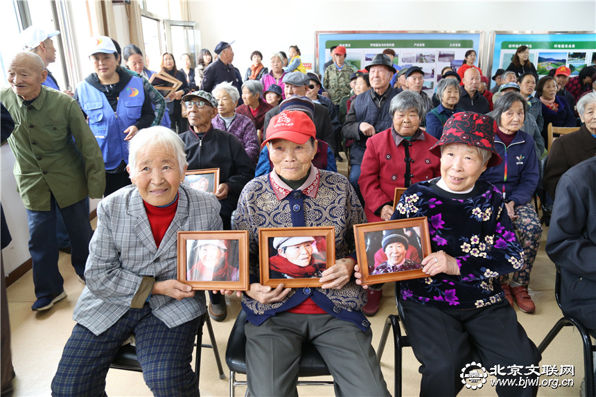 10月15日书韵墨香情暖重阳区文联书法艺术家敬老笔会活动 (5)