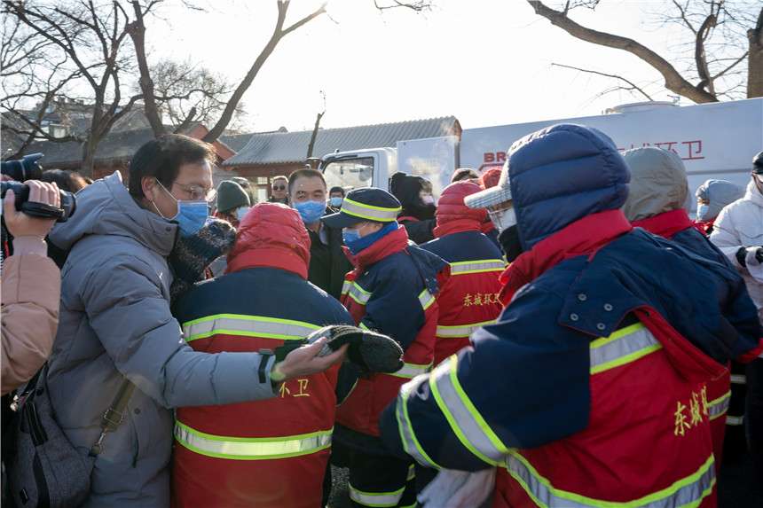 2东城区文联党组成员、秘书长王铭坤慰问环卫工人，赵瑞摄