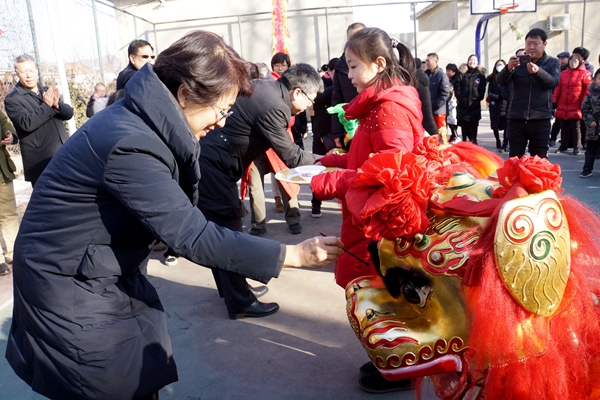 插图3：北京市文联党组书记、常务副主席陈宁为太狮点睛