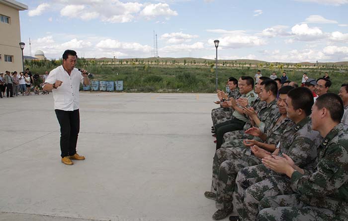 口技演员冀勇在乌兰察布市西昌卫星发射中心着陆场为官兵表演