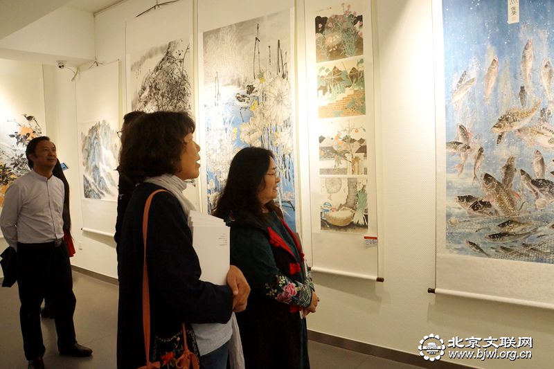 插图4：群众观展