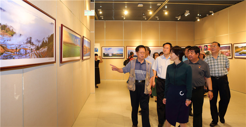 7-与会领导观展