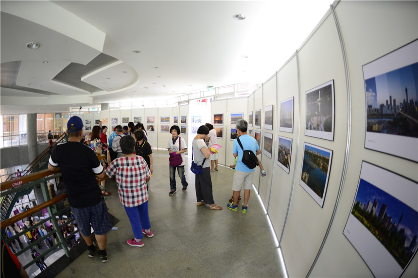 4台湾同胞观看“镜头中的朝阳摄影展览（摄影刘德祥）