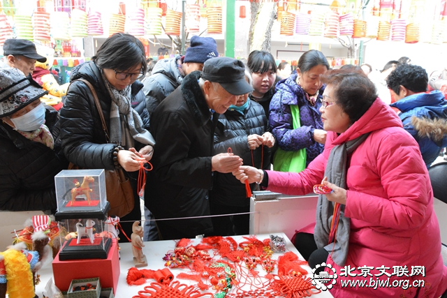 民间艺术家吴秀莲赠送中国结