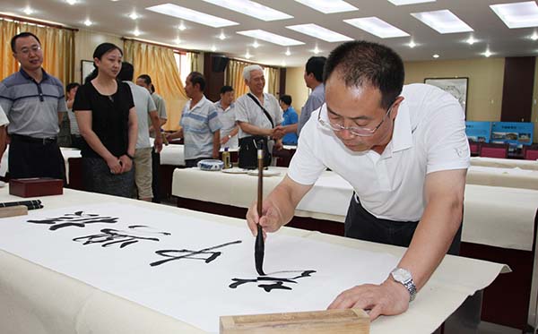 昌平区委宣传部长兼统战部张余俊生为笔会开笔