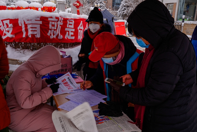 史振增《防控疫情——发放通行证》-密云摄协选送