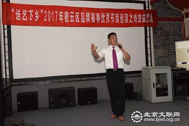 李英杰在演唱