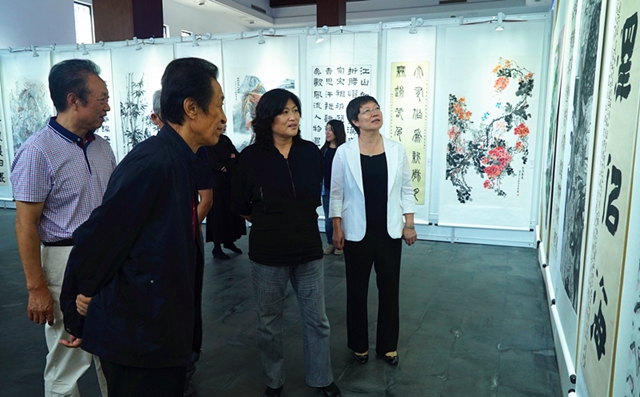 9领导观展