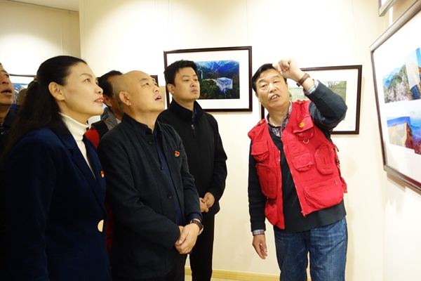 图二 领导观展