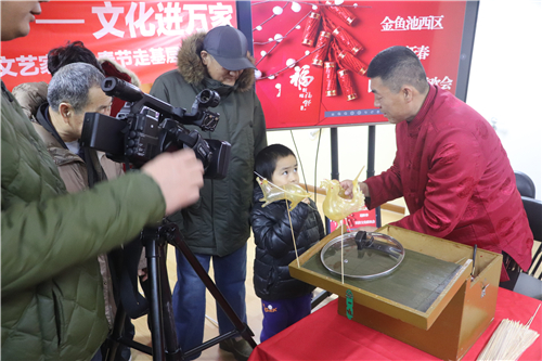 02 协会老师展示糖人制作