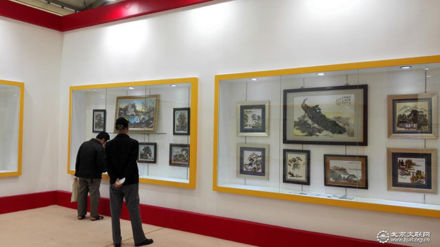 市民参观民间文艺作品展区2