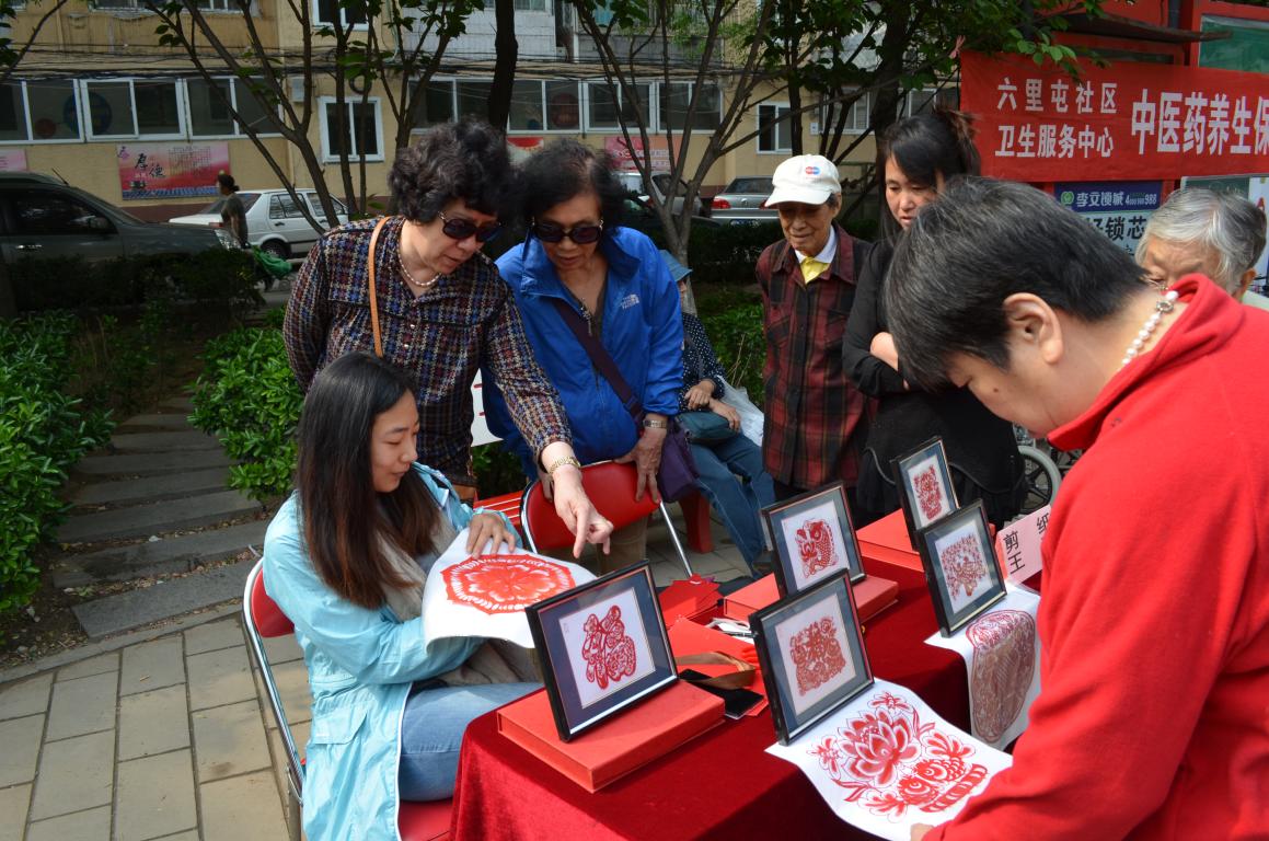 剪纸艺术家董月娇与社区居民交流