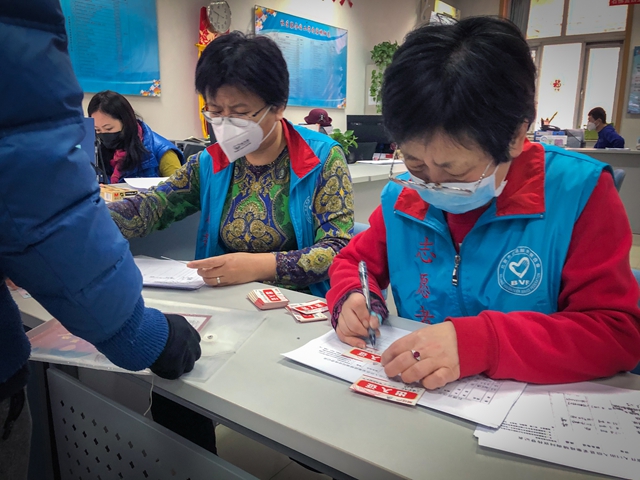 社区发放临时出入证-赵中青-朝阳摄协选送