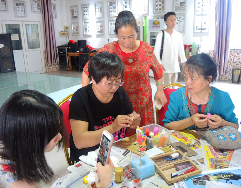 张家口面塑艺术家李宁为两地艺术家现场（任海濛摄） (2)（任海濛摄）