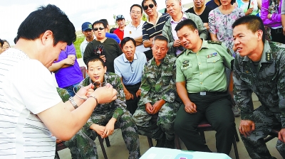 西安卫星测控中心内蒙古着陆场站，很少看到魔术现场表演的战士，目不转睛地盯着魔术师李学义。