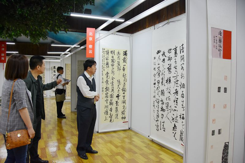 插图4：参观展览