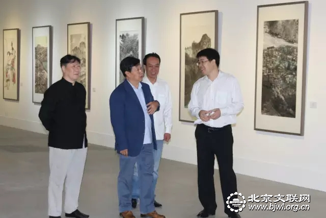 嘉宾参观展览