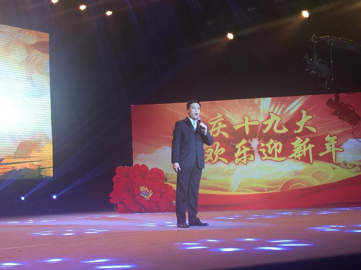 歌曲《咱老百姓》  表演：杨 冲