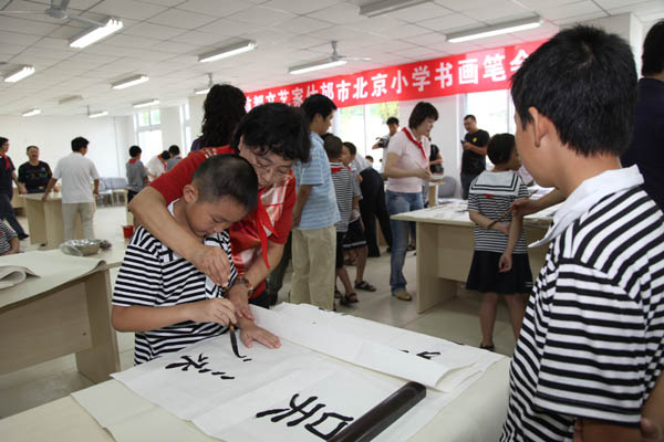 图集：北京艺术家赴四川地震灾区什邡市慰问(8/15)