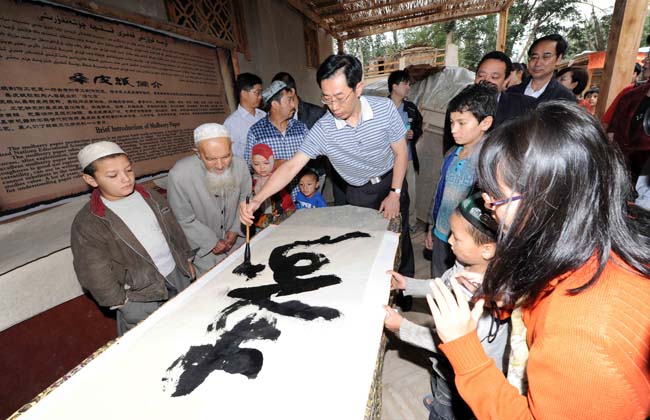 图集：北京市文联组织首都文艺家赴新疆和田慰问演出(4/13)