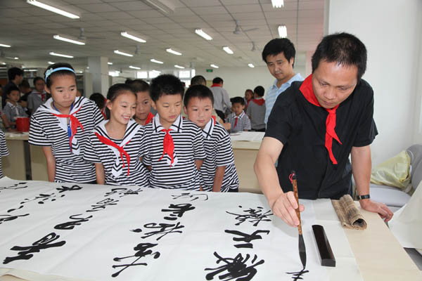 图集：北京艺术家赴四川地震灾区什邡市慰问(10/15)