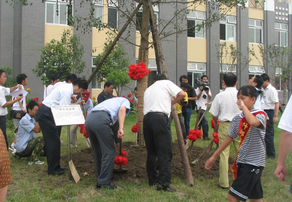 图集：北京艺术家赴四川地震灾区什邡市慰问(4/15)