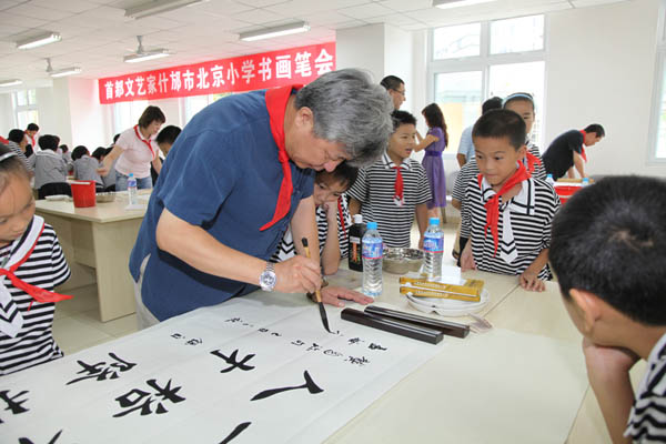 图集：北京艺术家赴四川地震灾区什邡市慰问(11/15)